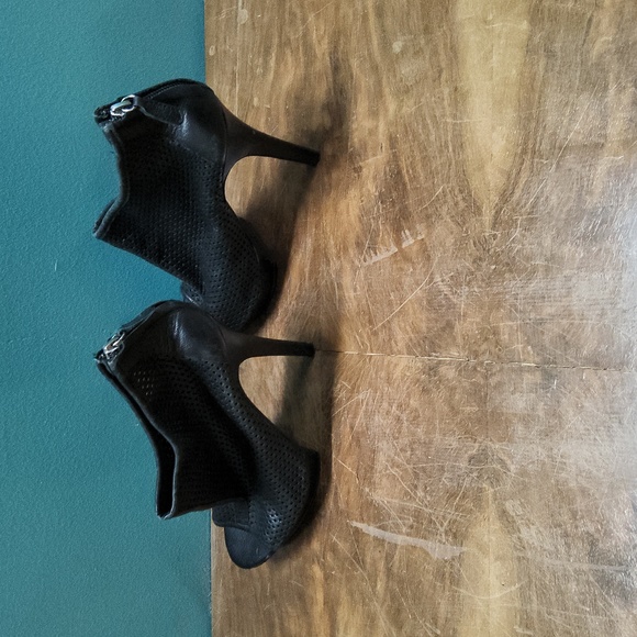BCBG Paris Black heels - Picture 4 of 4